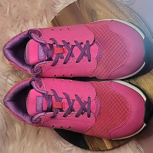 Vionic Venture Sneakers - Picture 2 of 5